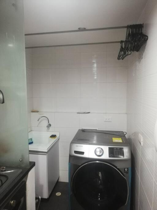 Hermosa Habitación Privada En Conjunto Residencial Cerca Al Aeropuerto Y Terminal De Bogotá, Zonas Comunes Se Comparten Con 1 Persona *