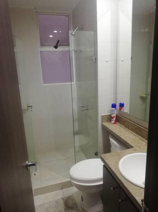 Hermosa Habitación Privada En Conjunto Residencial Cerca Al Aeropuerto Y Terminal De Bogotá, Zonas Comunes Se Comparten Con 1 Persona Apartamento *