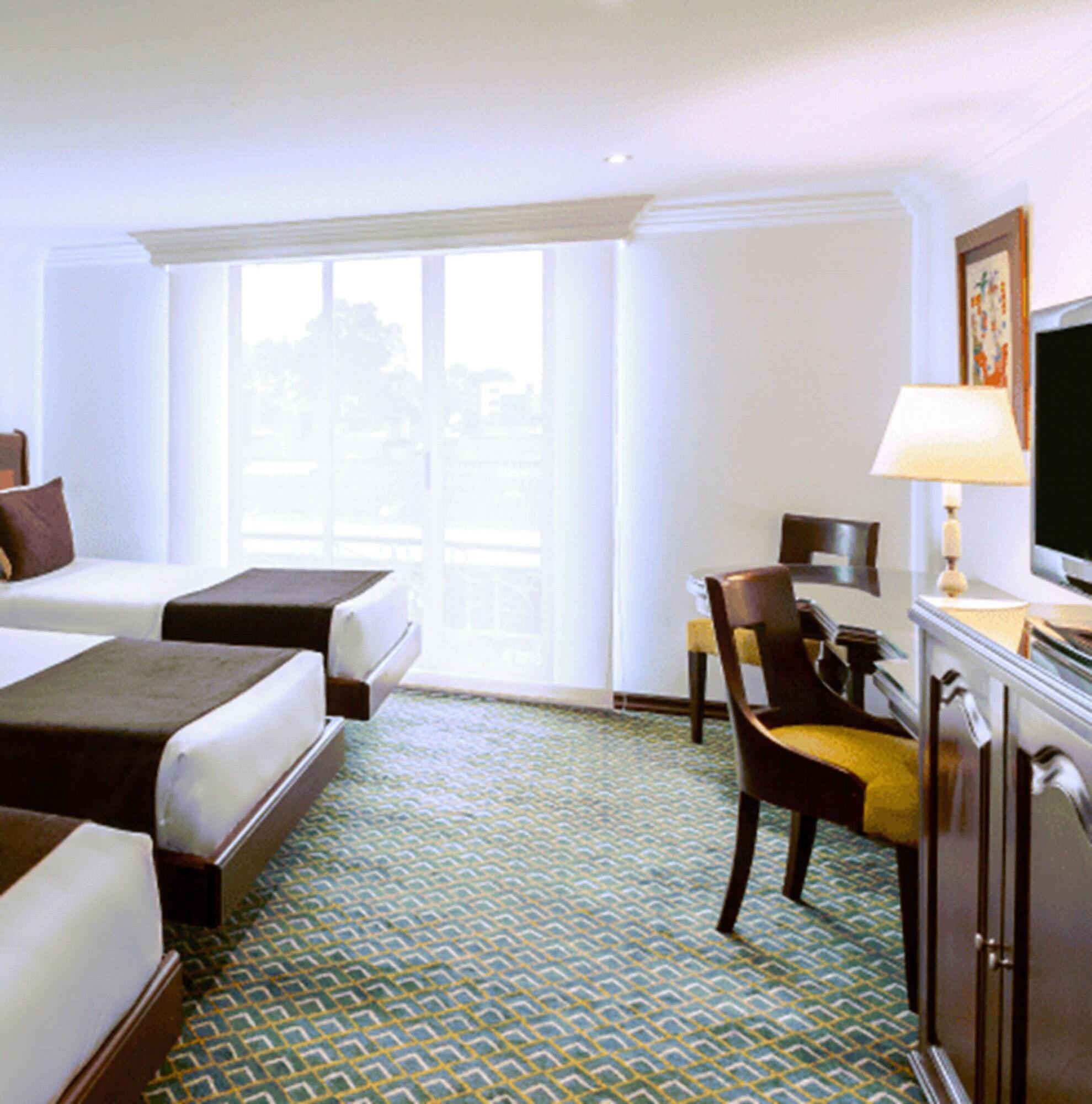 Embassy Park 4*