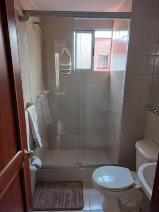 Hermosa Habitación Cerca Al Aeropuerto Habitación en casa particular *
