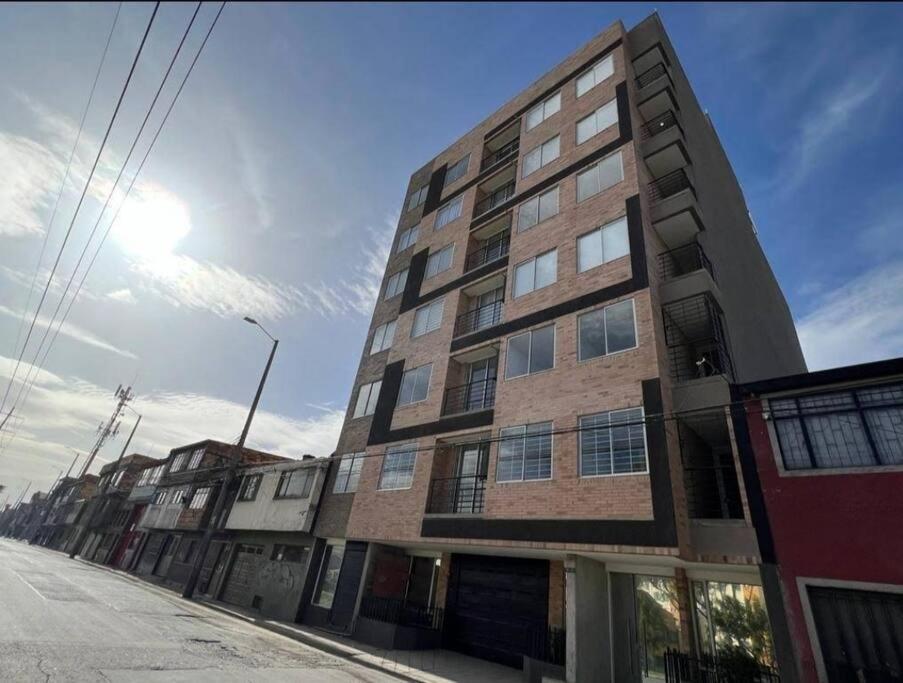 Edificio De Con Ascensor. 601