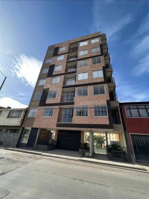 Edificio Con Ascensor. 603