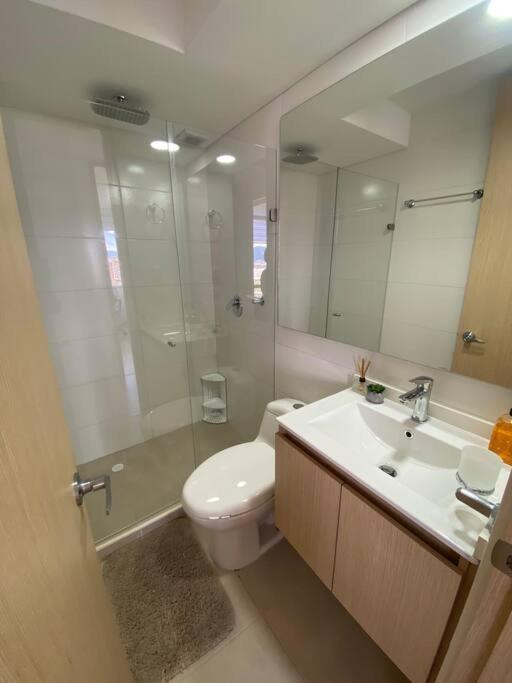 Perfecto Trabajo Remoto - Nuevo , Wifi, Lava-seca, Parking, Cerca Aeropuerto Y Embajada, Hermosa Vista