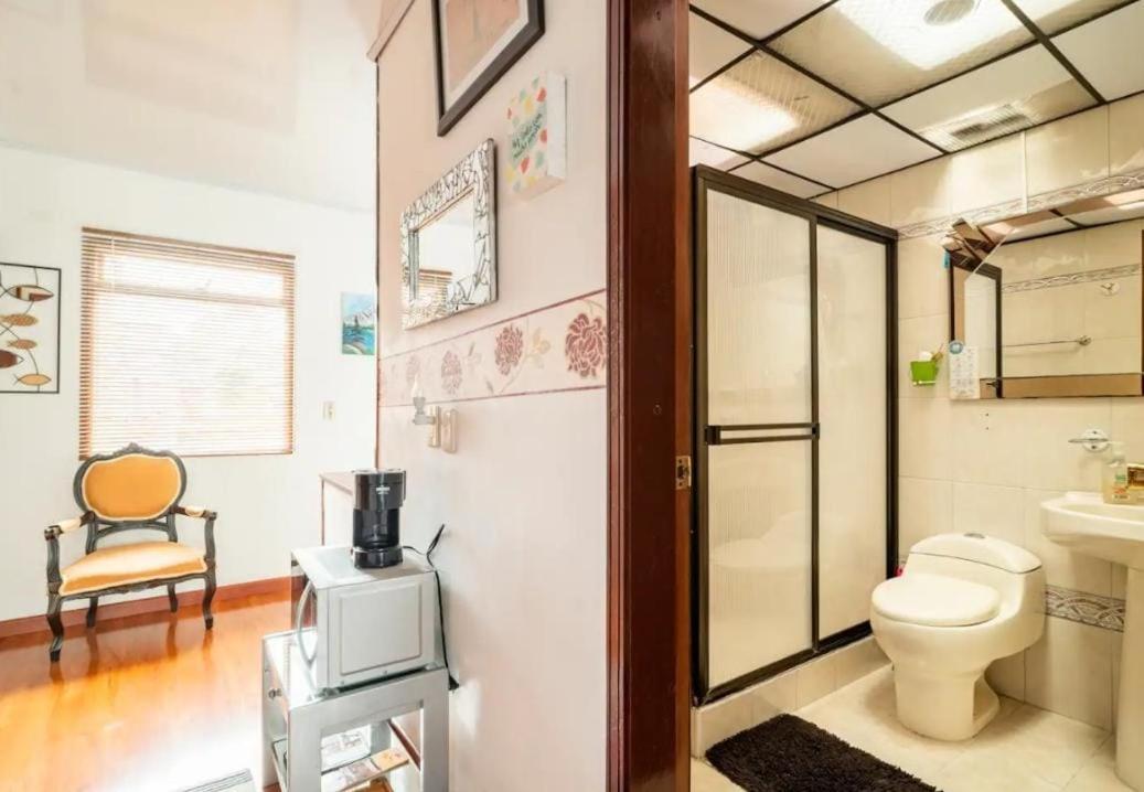 Excelente Ubicacion Cerca A Movistar Y Simon Bolivar Habitación en casa particular