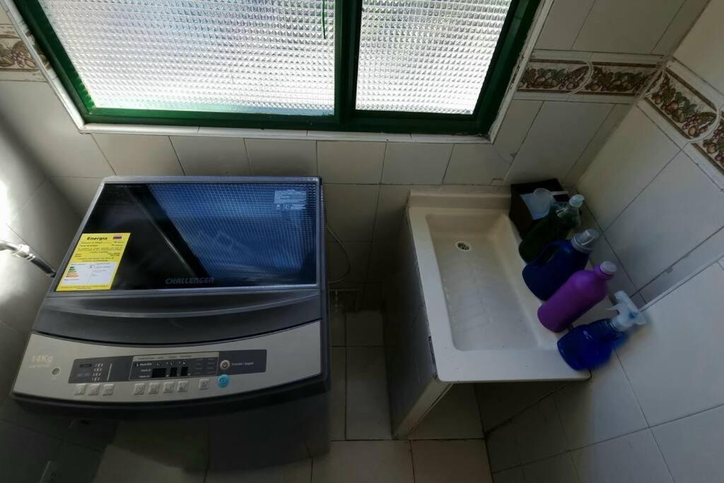 Luminoso Y Confortable Apt. A 6 Minutos Del Aeropuerto El Dorado. Apartamento Bogotá