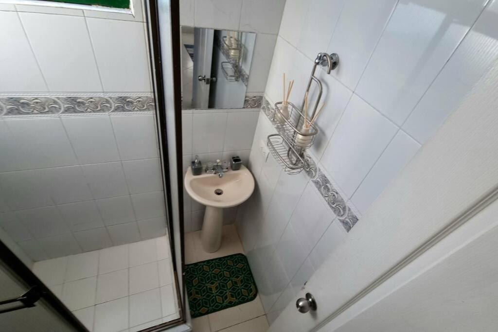 Luminoso Y Confortable Apt. A 6 Minutos Del Aeropuerto El Dorado. Apartamento Bogotá