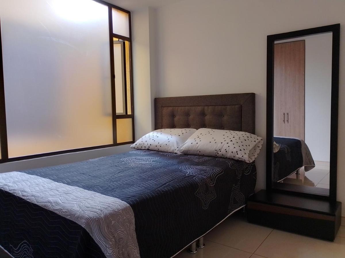 Linda Habitación Amplia Iluminada Calle 80 Habitación en casa particular