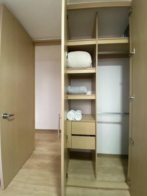Apartamento Perfecto Trabajo Remoto - Nuevo , Wifi, Lava-seca, Parking, Cerca Aeropuerto Y Embajada, Hermosa Vista