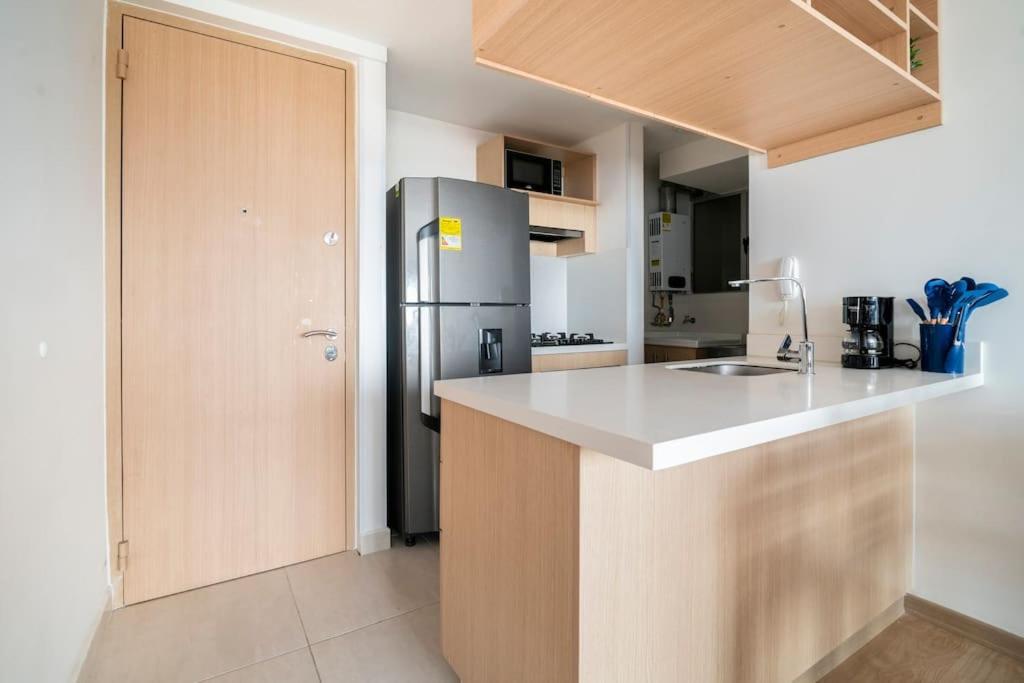 Apartamento Perfecto Trabajo Remoto - Nuevo , Wifi, Lava-seca, Parking, Cerca Aeropuerto Y Embajada, Hermosa Vista Bogotá