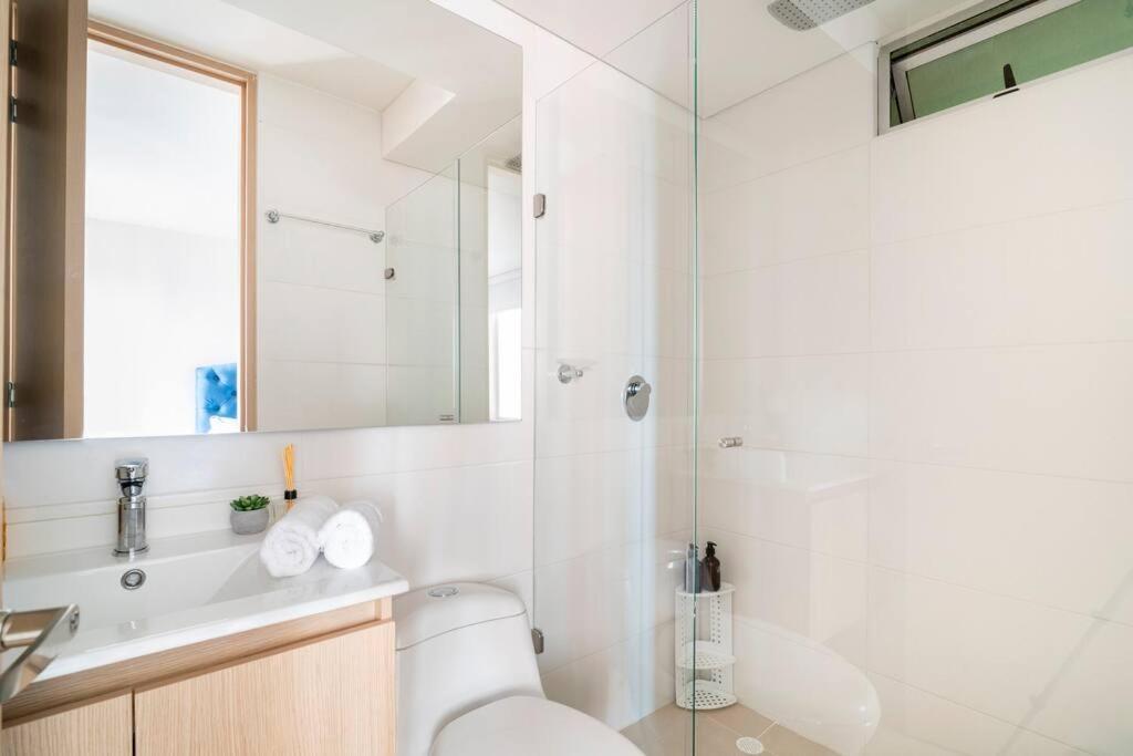 Apartamento Perfecto Trabajo Remoto - Nuevo , Wifi, Lava-seca, Parking, Cerca Aeropuerto Y Embajada, Hermosa Vista Bogotá