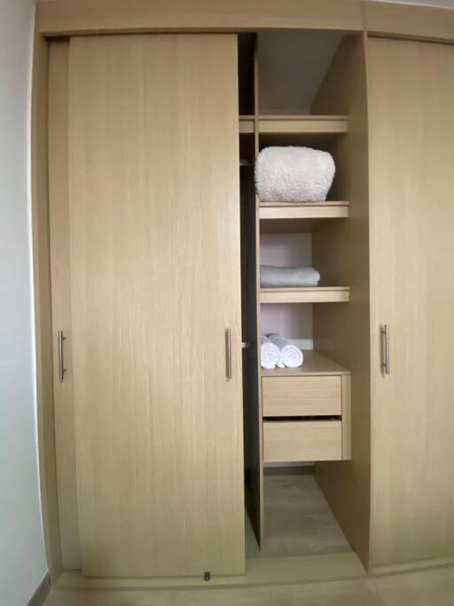 Apartamento Perfecto Trabajo Remoto - Nuevo , Wifi, Lava-seca, Parking, Cerca Aeropuerto Y Embajada, Hermosa Vista *