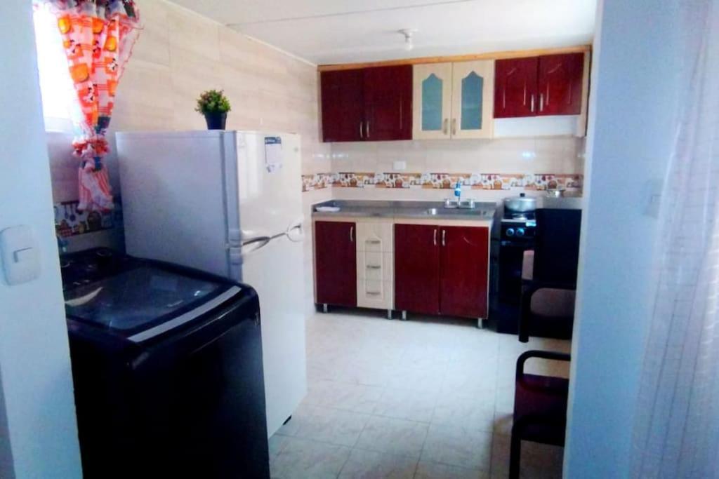 Familiar, Cerca Al Aeropuerto Apartamento Bogotá