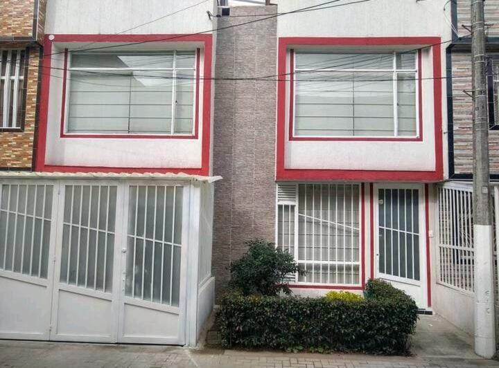 Cómo En Casa Cerca Al Aeropuerto!! Bogotá
