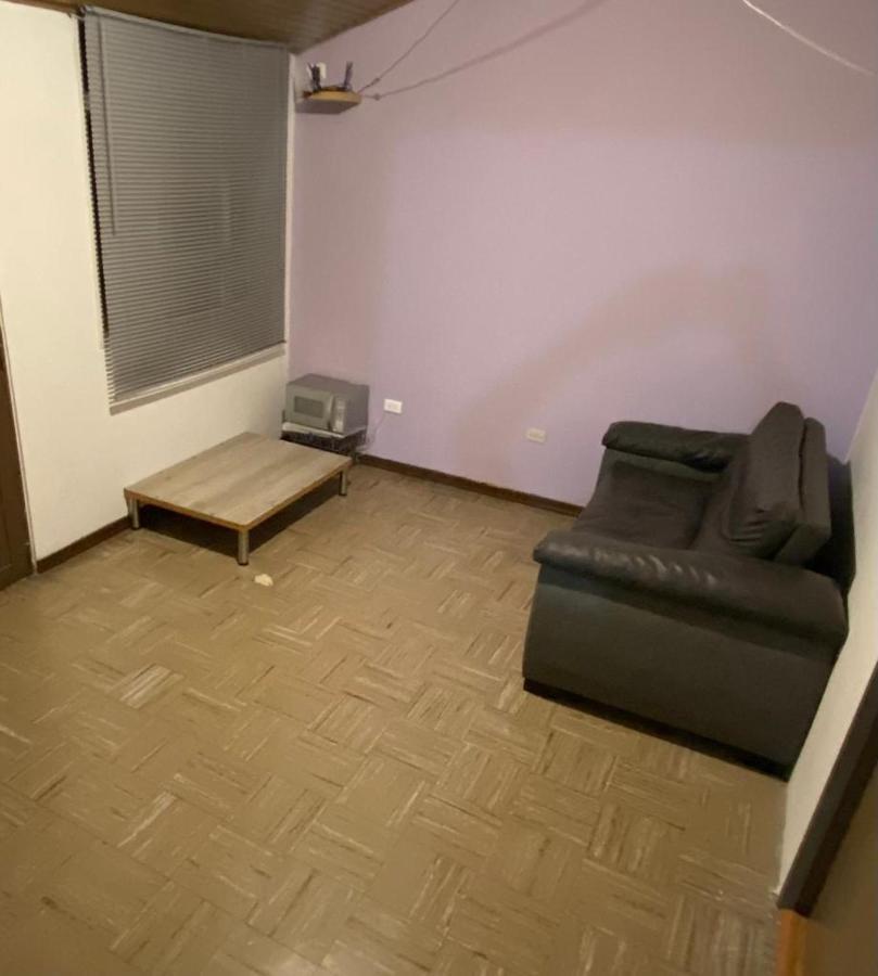 Nr Airport & Embassy / Rooms-apartments Habitación en casa particular *