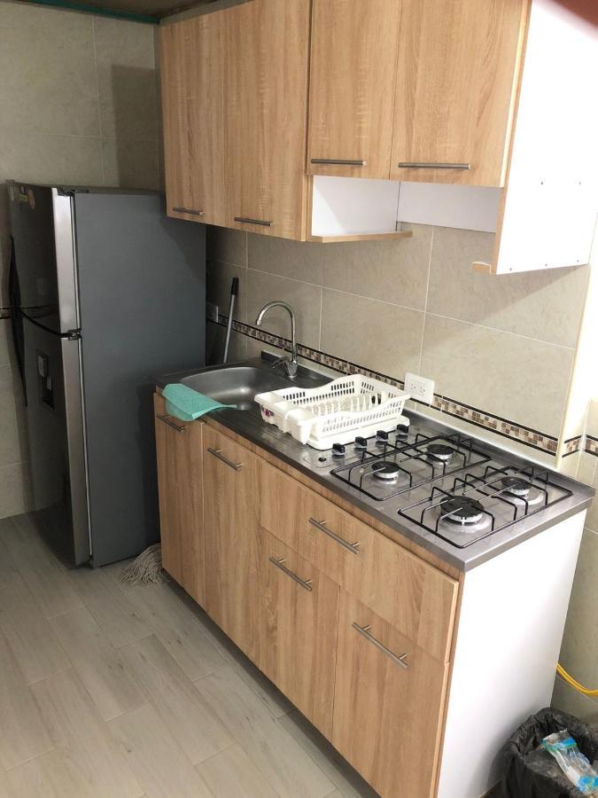 Habitación en casa particular Nr Airport & Embassy / Rooms-apartments