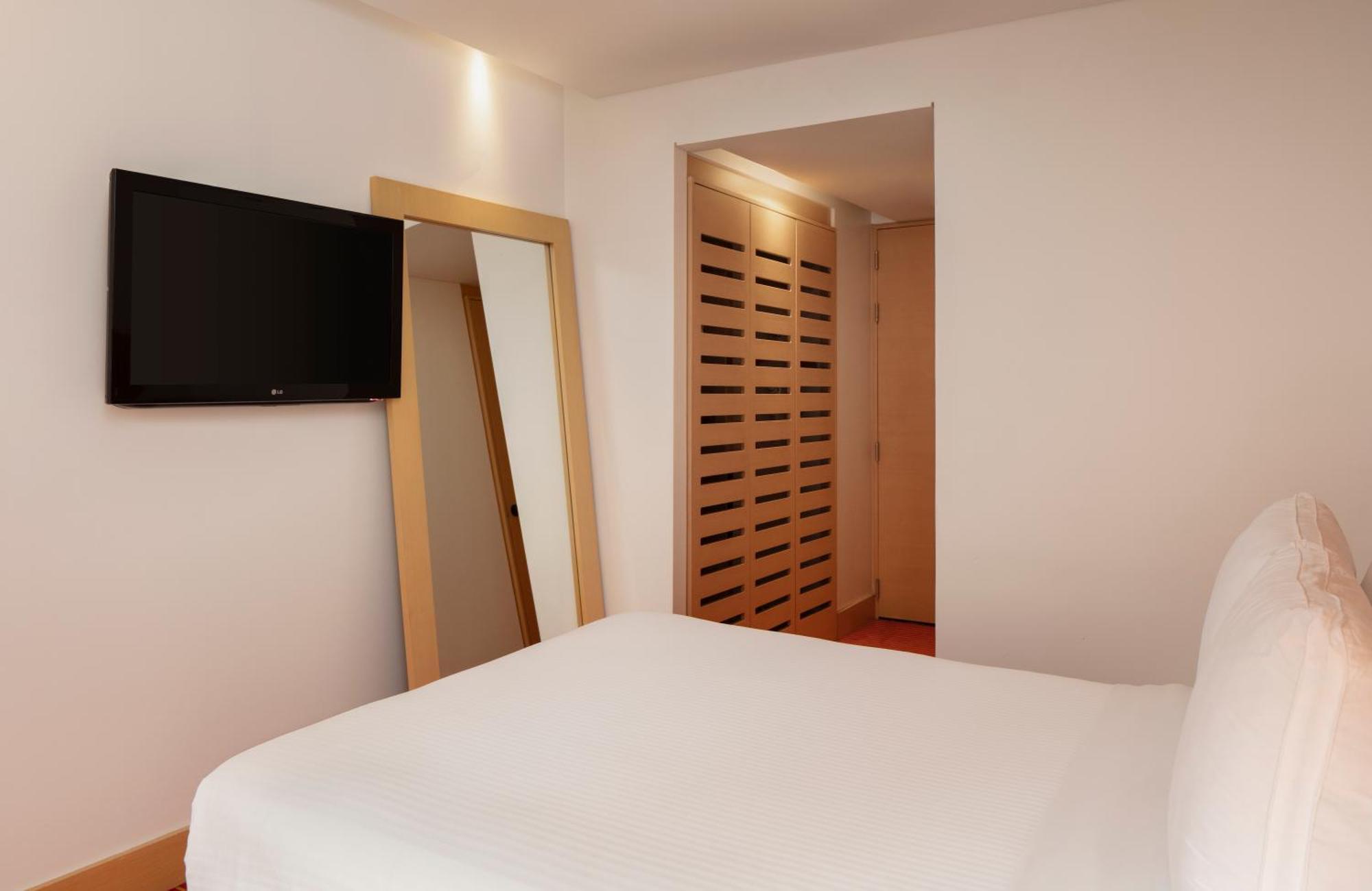 Tryp By Wyndham Embajada 4*