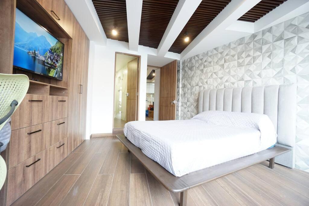 Luxury One Bedroom With Desk And Monitor Bogotá