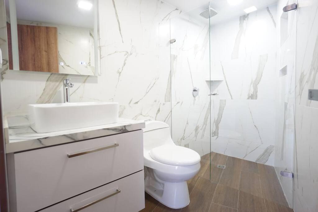 Luxury One Bedroom With Desk And Monitor *