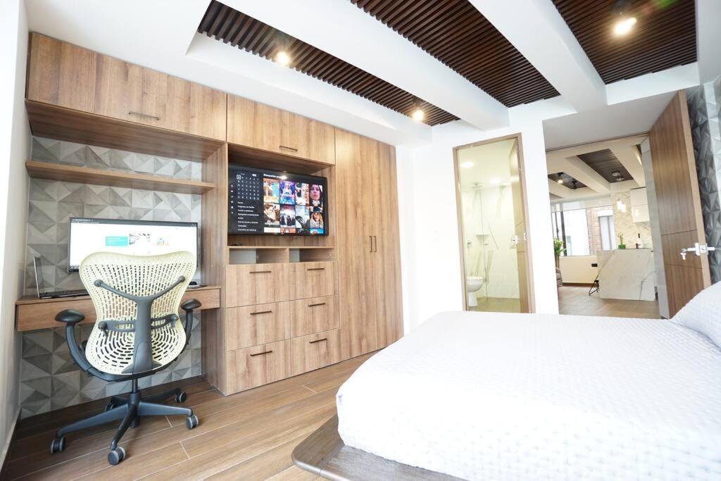 Luxury One Bedroom With Desk And Monitor *