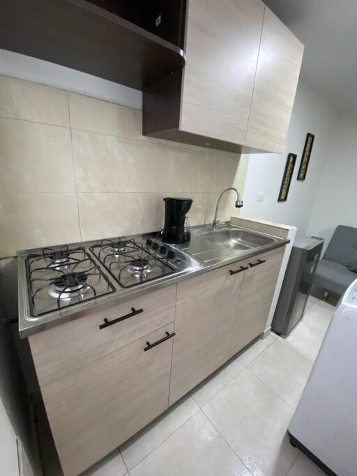 Hermoso Apto Cerca Al Aeropuerto Apartamento *