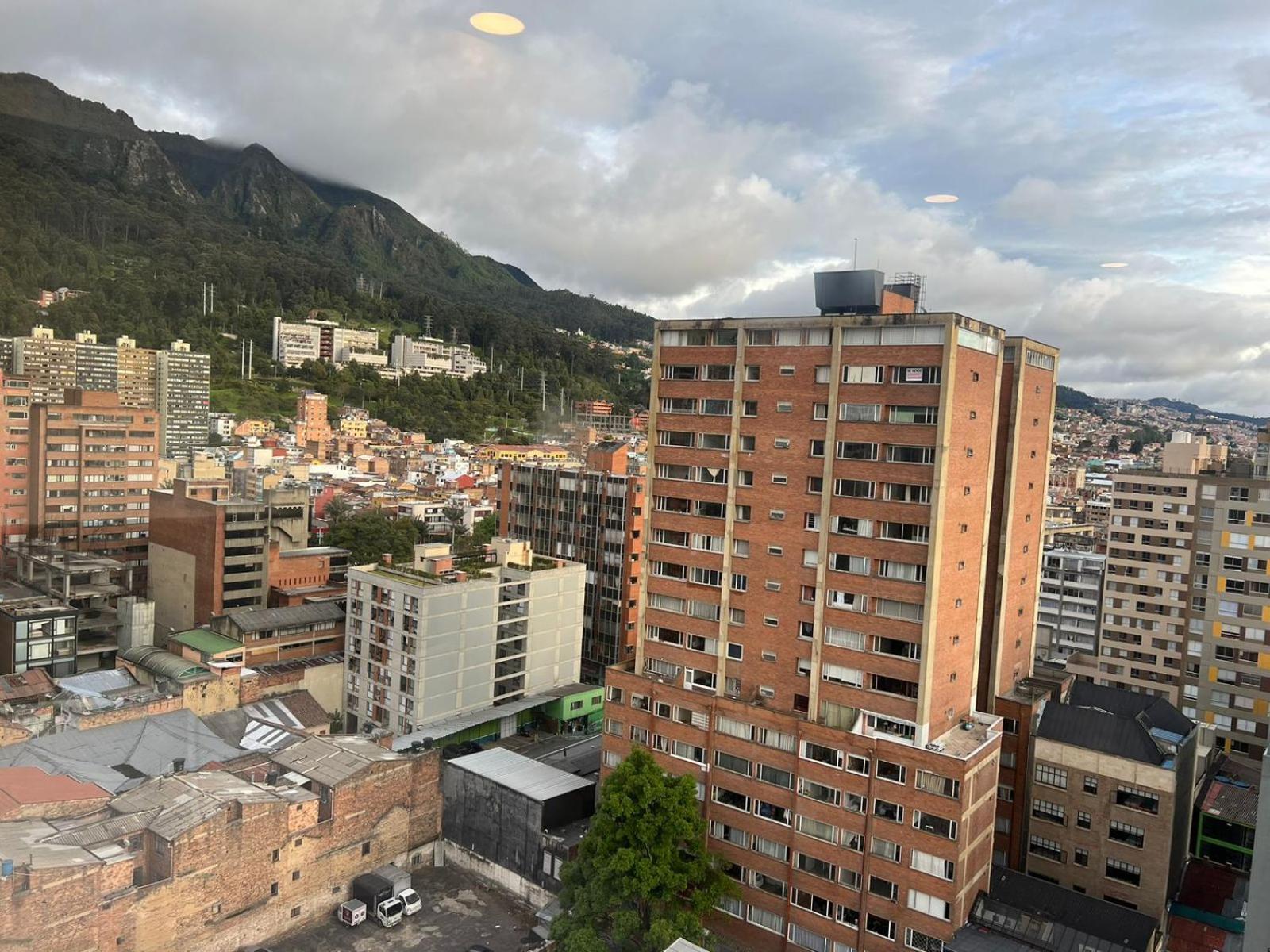 Vista Amanecer Monserrate, Centro