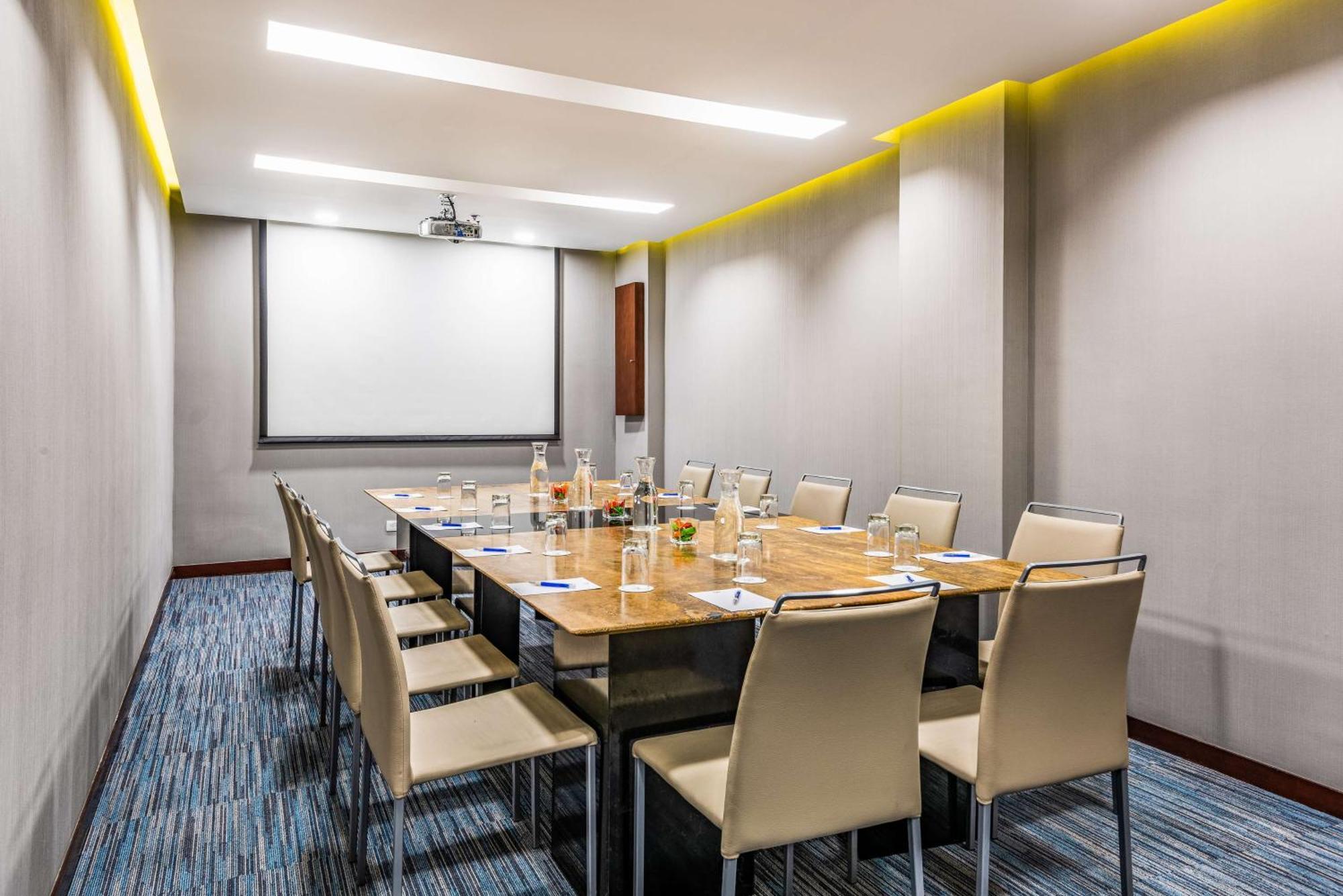 Hotel Nh Urban 93 Royal 4*