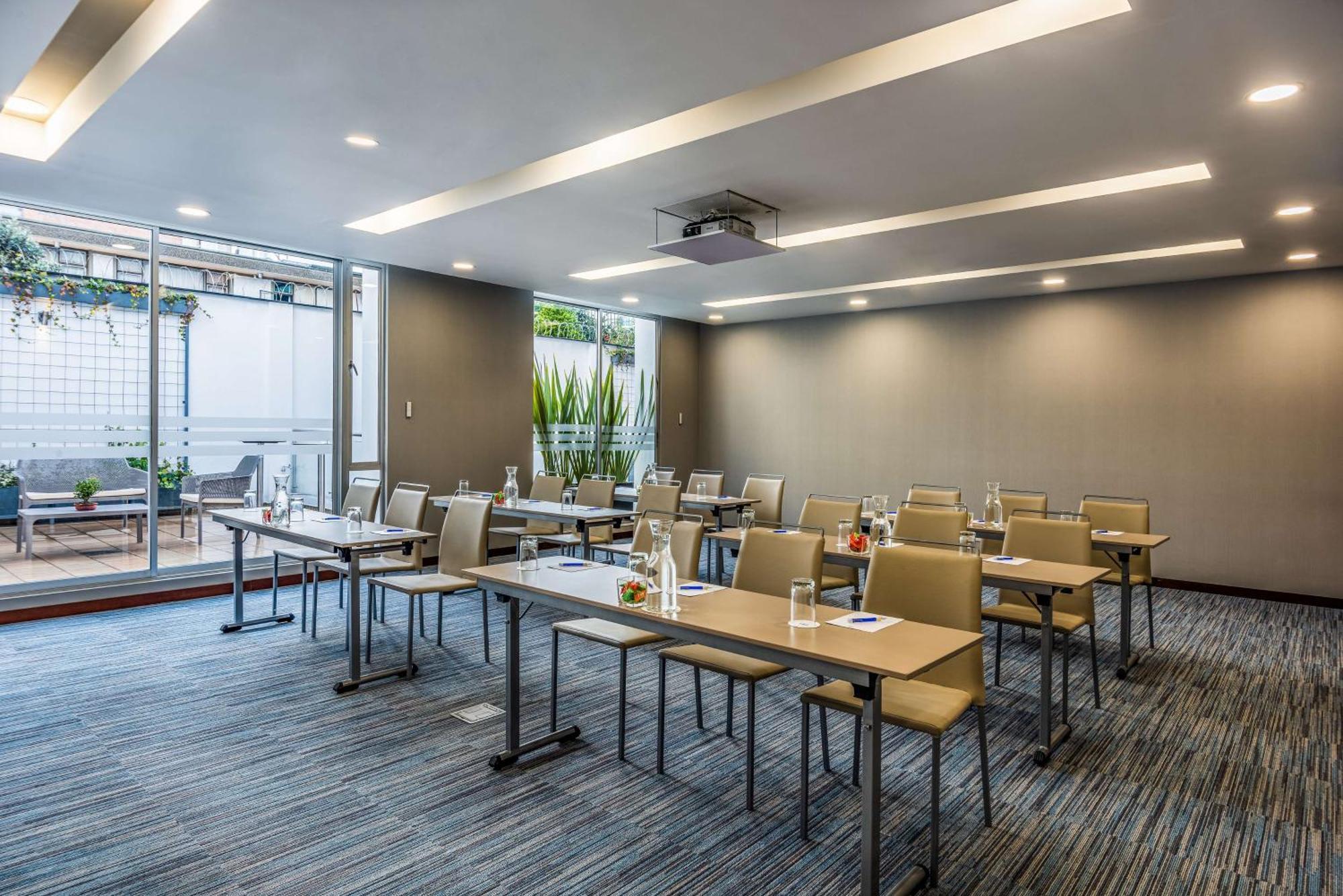 Hotel Nh Urban 93 Royal 4*