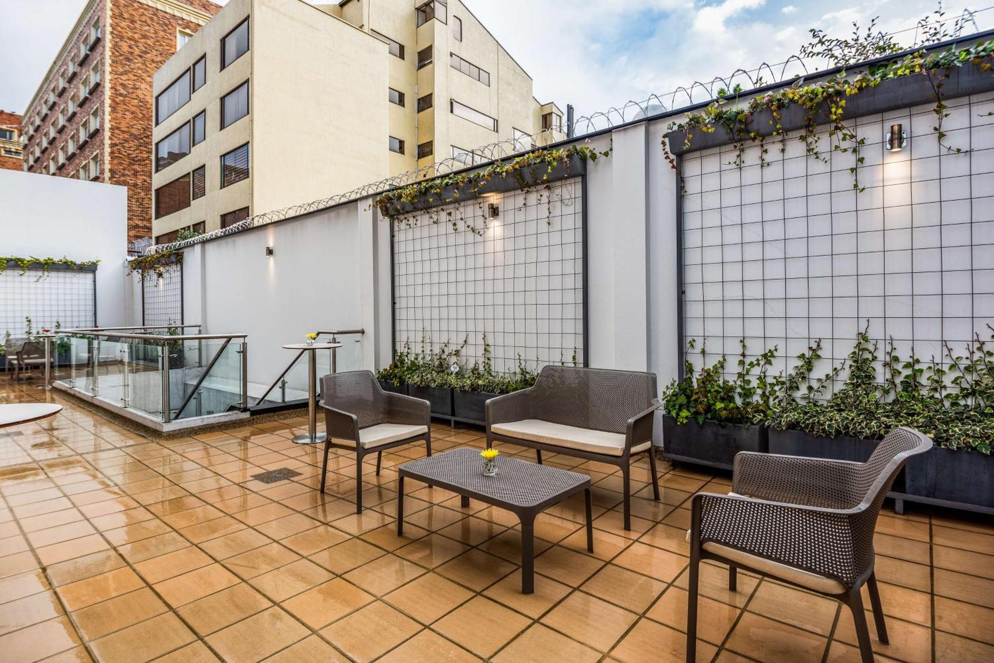 Hotel Nh Urban 93 Royal