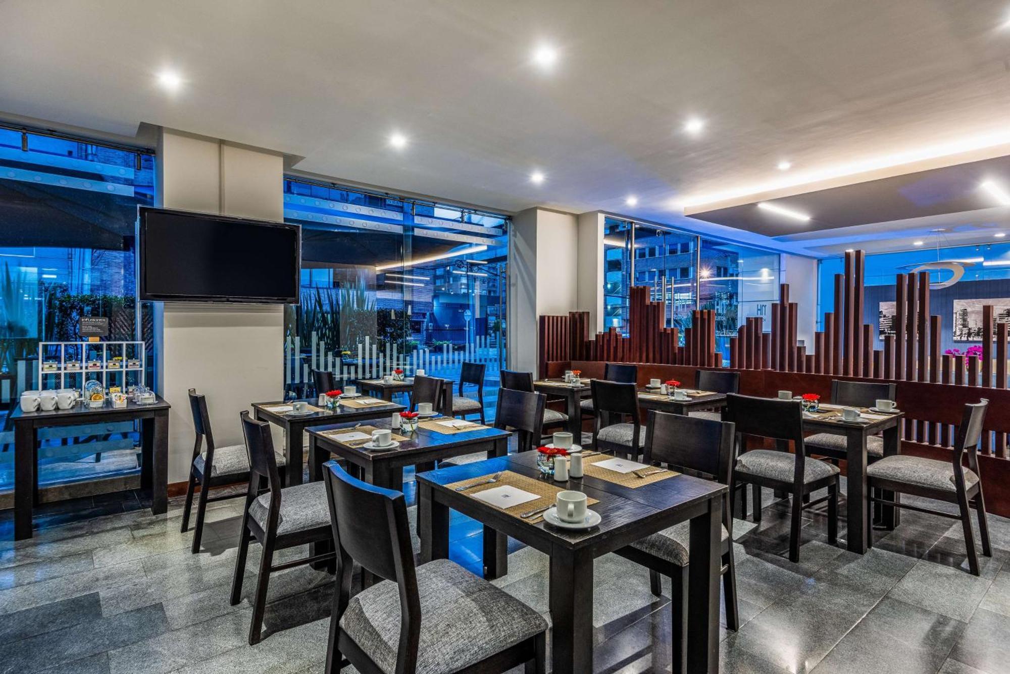 Hotel Nh Urban 93 Royal 4*