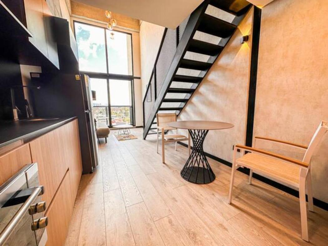 Apartamento Skyline - Elegant Living With Coworking & Scenic Views *
