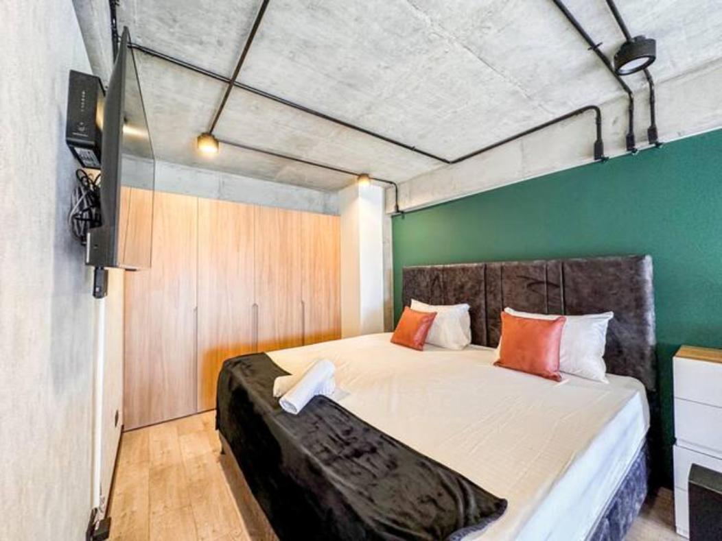 Skyline - Elegant Living With Coworking & Scenic Views *