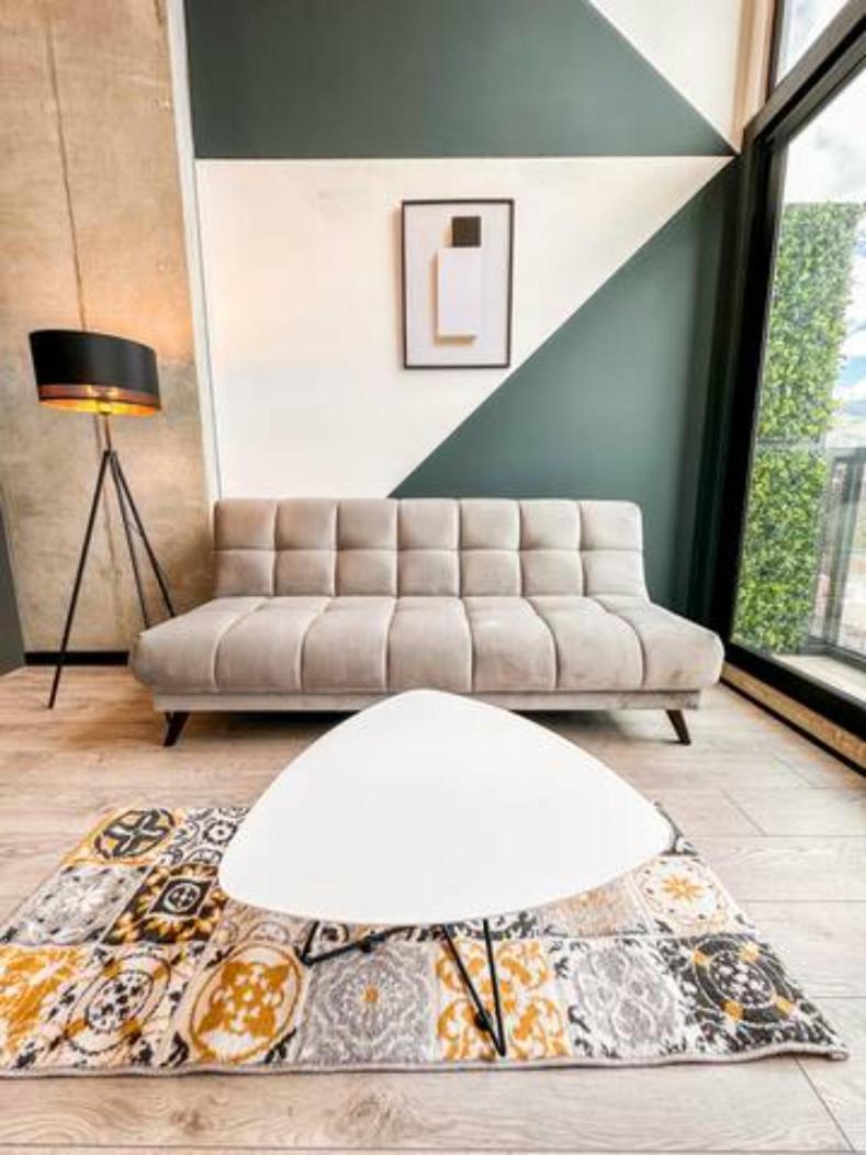 Skyline - Elegant Living With Coworking & Scenic Views *