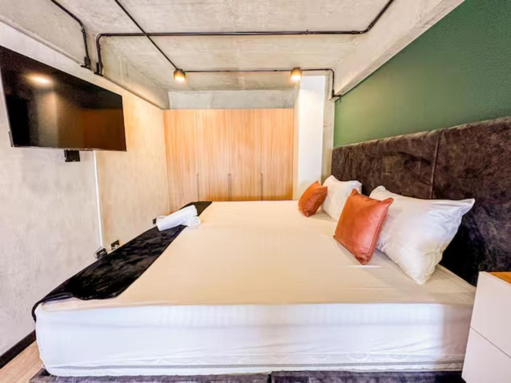 Skyline - Elegant Living With Coworking & Scenic Views Apartamento