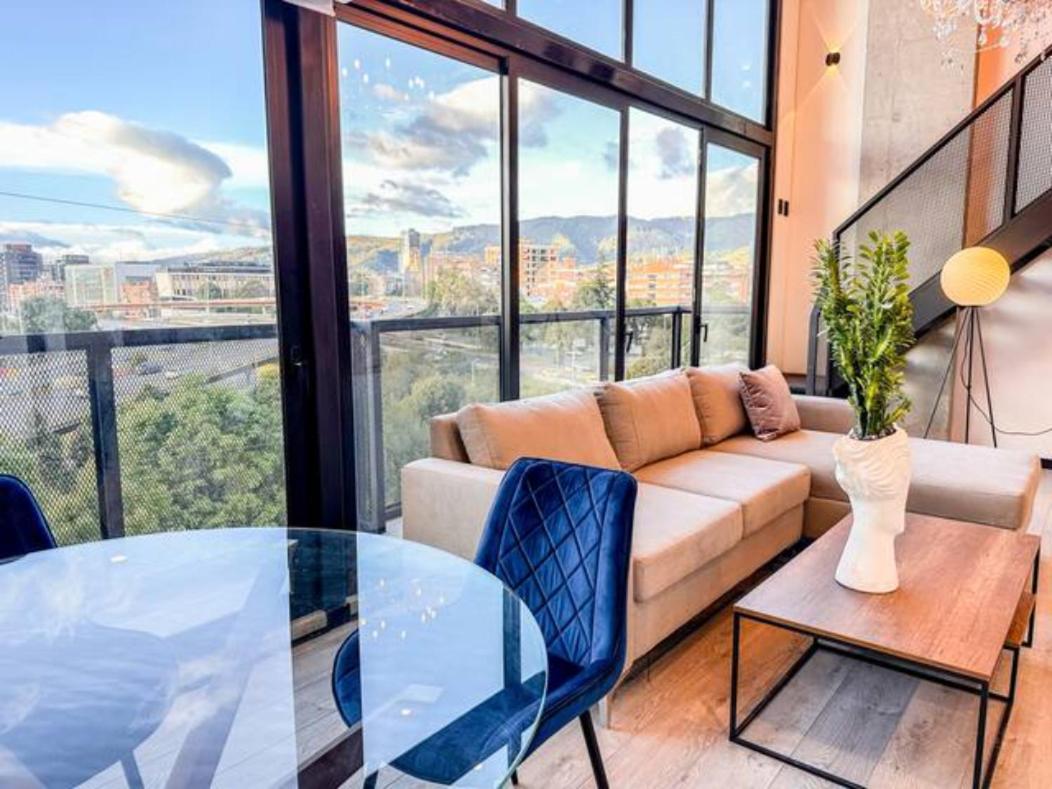 Apartamento Skyline - Elegant Living With Coworking & Scenic Views *