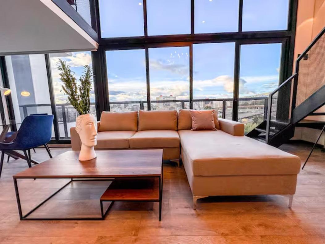 Apartamento Skyline - Elegant Living With Coworking & Scenic Views *