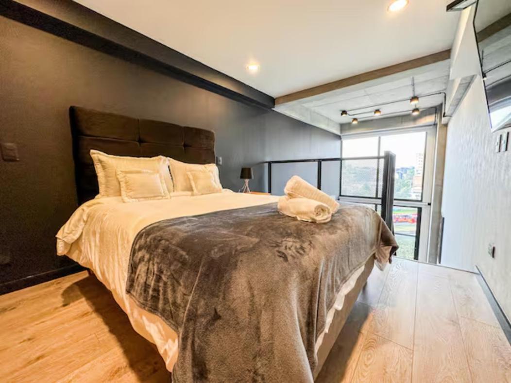 Skyline - Elegant Living With Coworking & Scenic Views *