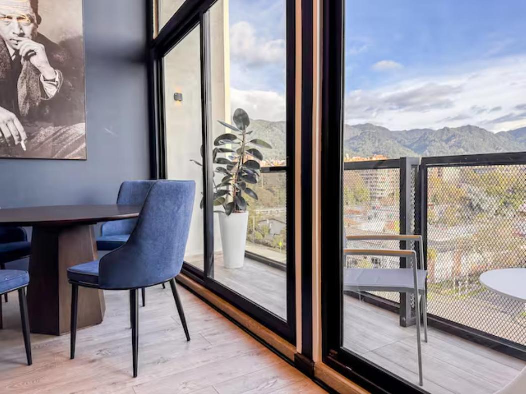 Skyline - Elegant Living With Coworking & Scenic Views *