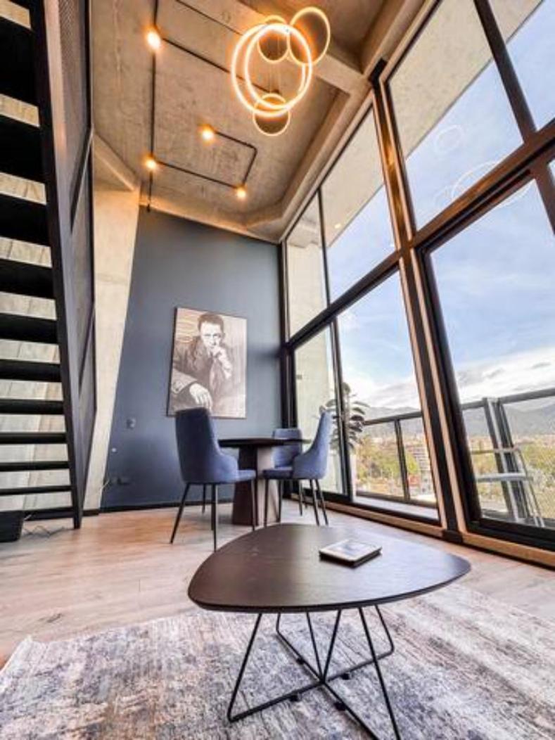 Apartamento Skyline - Elegant Living With Coworking & Scenic Views