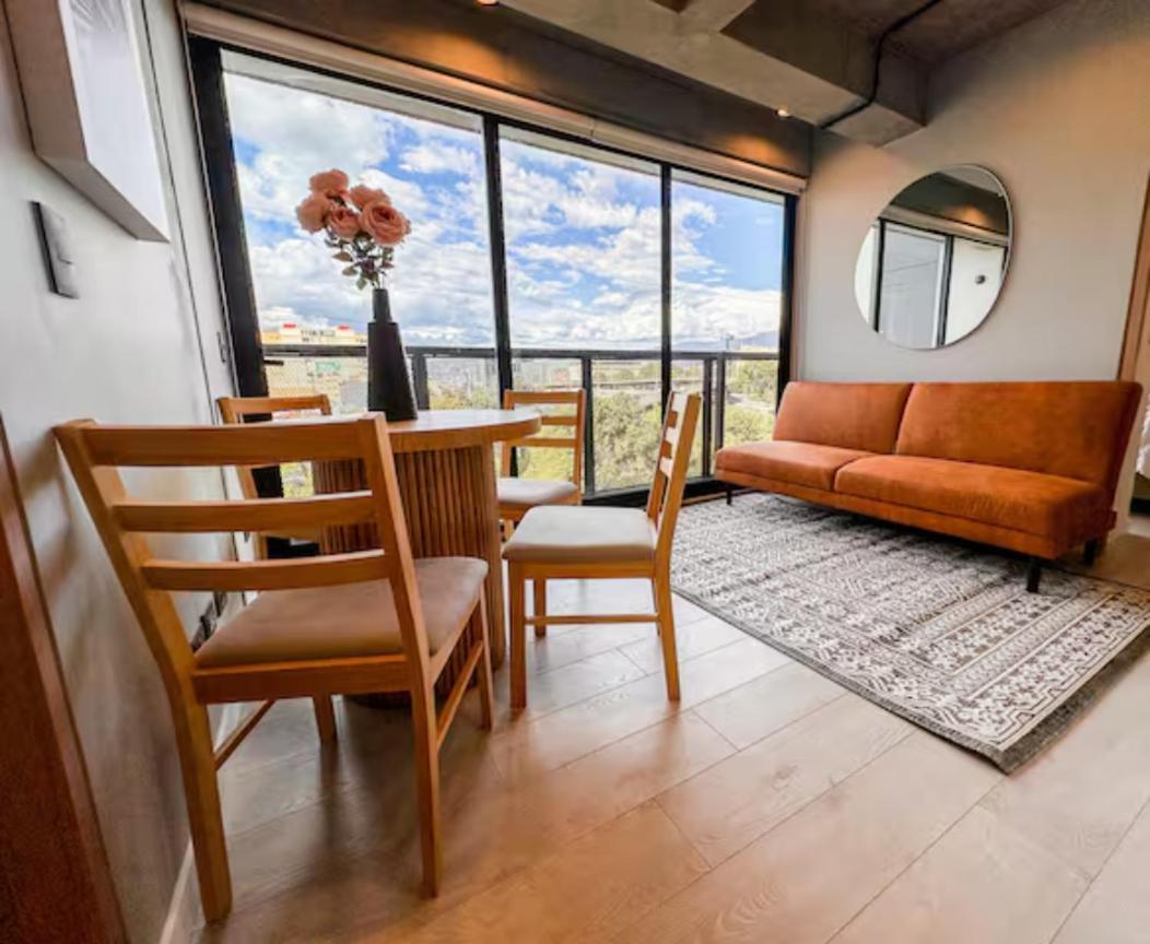Apartamento Skyline - Elegant Living With Coworking & Scenic Views *