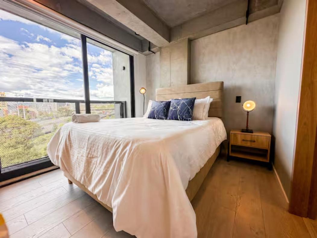 Apartamento Skyline - Elegant Living With Coworking & Scenic Views