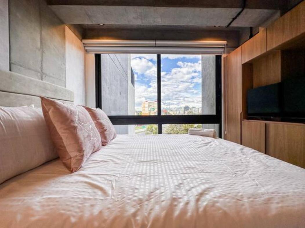 Skyline - Elegant Living With Coworking & Scenic Views *