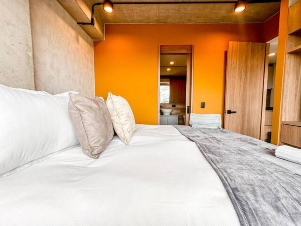Apartamento Skyline - Elegant Living With Coworking & Scenic Views