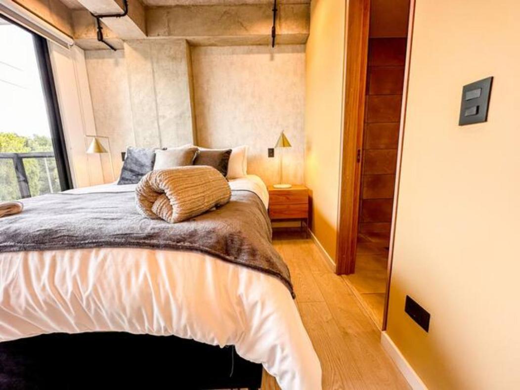 Apartamento Skyline - Elegant Living With Coworking & Scenic Views