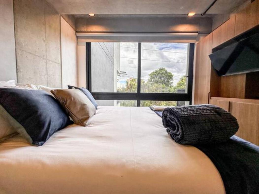 Skyline - Elegant Living With Coworking & Scenic Views