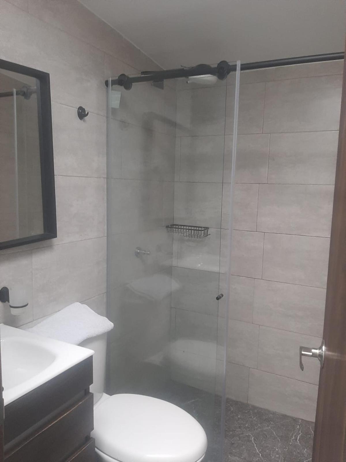 Apartamento Sector De Corferias , Y A 5 Cuadras, Embajada Americana 10 Cuadras, Cerca Al Can , G 12 , Universidad Nacional , Aeropuerto A 2 Cuadras Estacion Ciudad Universitaria Marque-tresdiecisietecincoveintisieteveintiseistreintayu *
