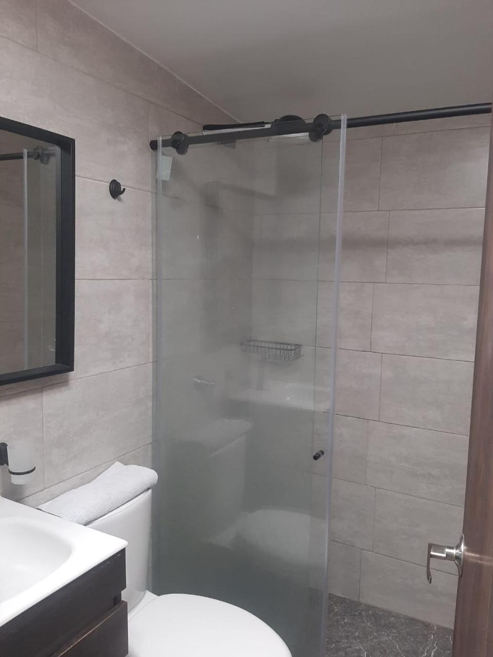 Apartamento Sector De Corferias , Y A 5 Cuadras, Embajada Americana 10 Cuadras, Cerca Al Can , G 12 , Universidad Nacional , Aeropuerto A 2 Cuadras Estacion Ciudad Universitaria Marque-tresdiecisietecincoveintisieteveintiseistreintayu