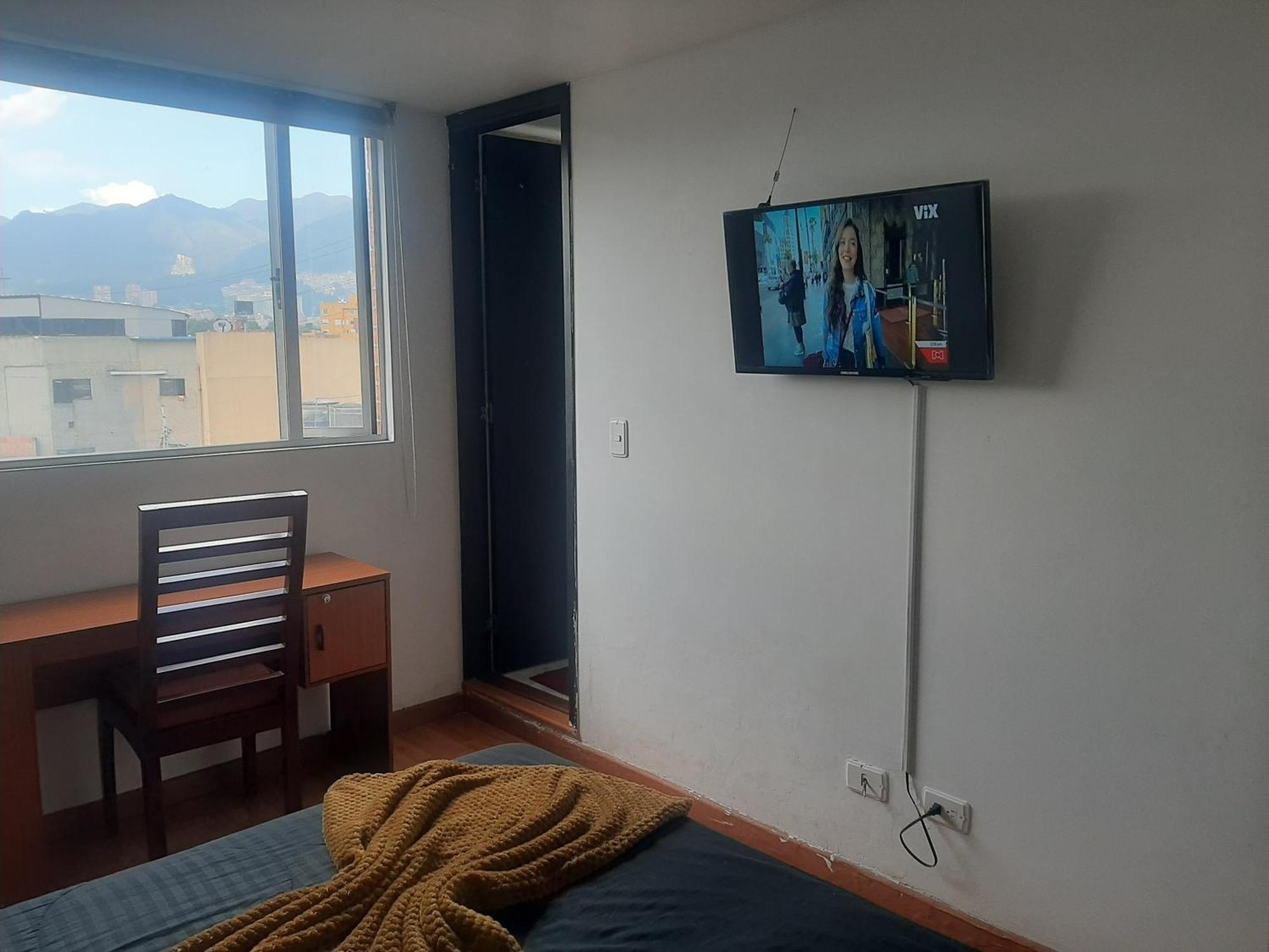 Pensión Piso Familiar Cerca Emnajada Y Sector De Corferias G12