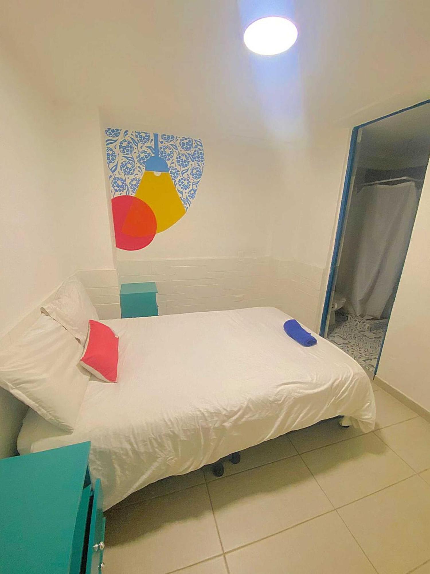 Hostal The Hipinto Social Experience, Friends, Pub Crawls, Dancing Classes, Disco-trucks, Drinking Games, Family Dinners, Rooftop Bars, Nightclubs, Vodka, Cocktails Bogotá