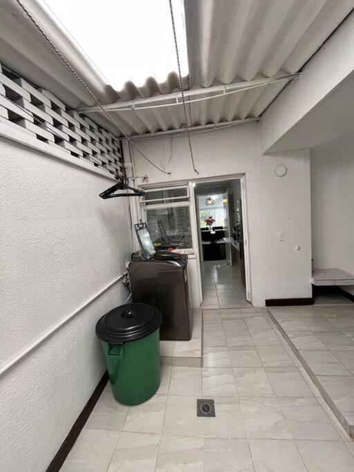 Travelers House 5 Minutes Close To The Airport Сasa de vacaciones *