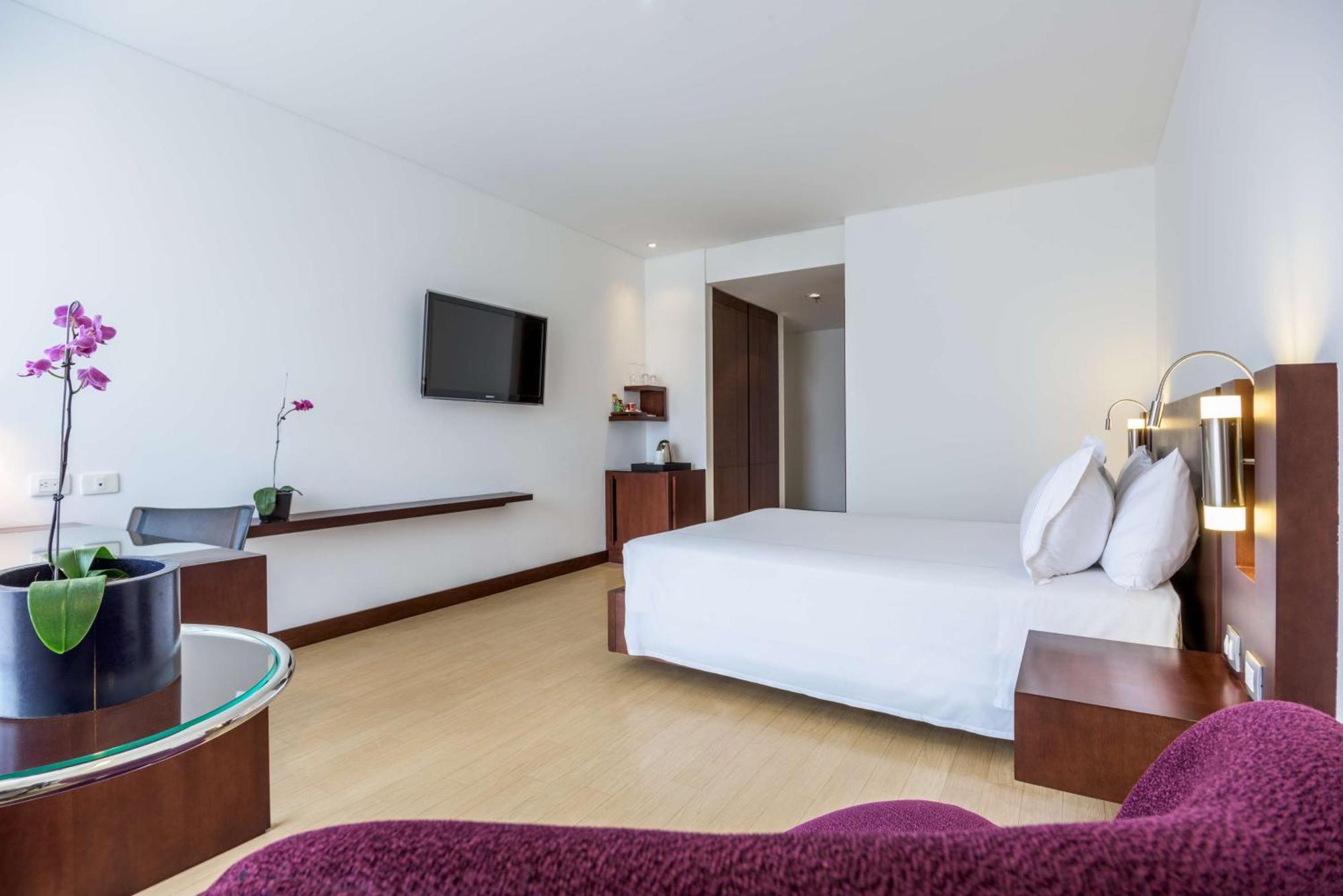 Hotel Nh Urban 93 Royal